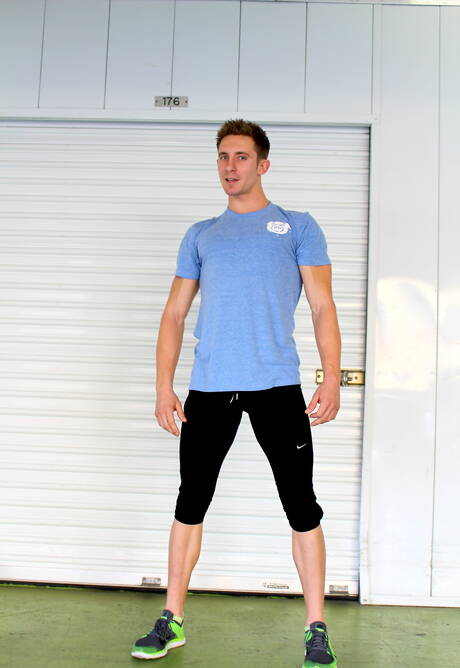 肌肉發達的 Trey 裸體擺姿勢，在戶外展示漂亮的屁股