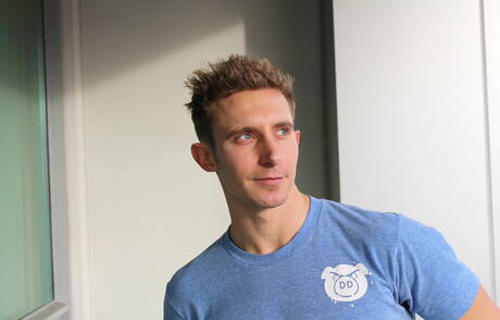 肌肉發達的 Trey 裸體擺姿勢，在戶外展示漂亮的屁股