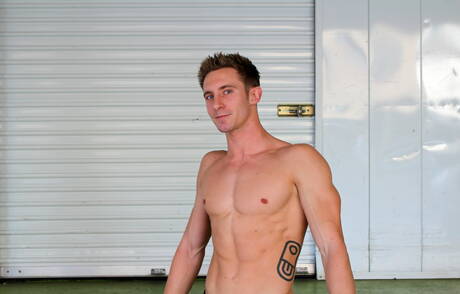 肌肉發達的 Trey 裸體擺姿勢，在戶外展示漂亮的屁股