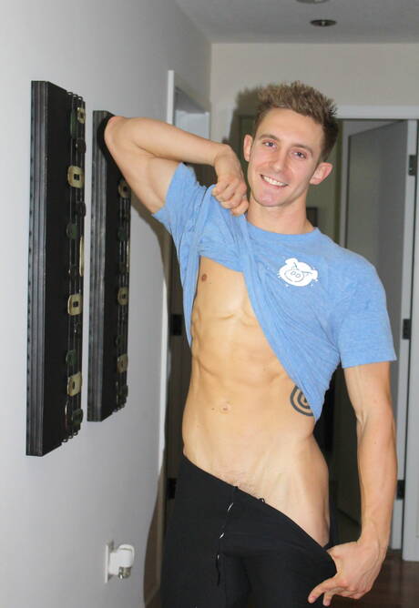 肌肉發達的 Trey 裸體擺姿勢，在戶外展示漂亮的屁股