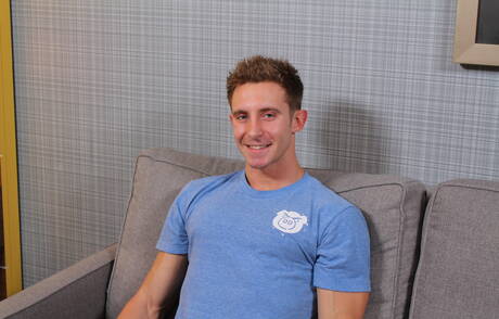 肌肉發達的 Trey 裸體擺姿勢，在戶外展示漂亮的屁股