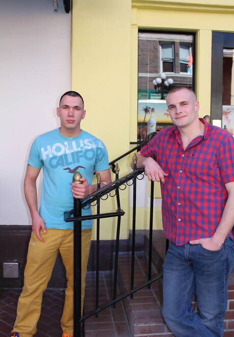 O bonitão Nico e o jovem americano Colton Phobos em uma foda anal gostosa ao ar livre