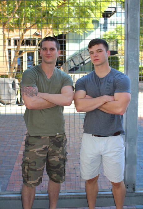 De knappe Amerikaanse jongens Ivan James en Allen Lucas neukten elkaar buiten