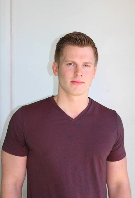 健美選手崔維斯在戶外裸體擺造型，展現性感臀部