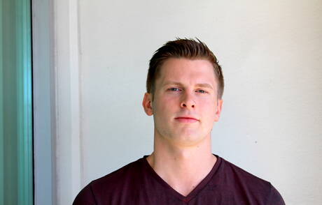 健美選手崔維斯在戶外裸體擺造型，展現性感臀部