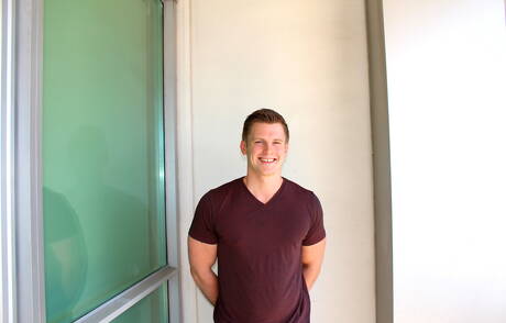 健美選手崔維斯在戶外裸體擺造型，展現性感臀部