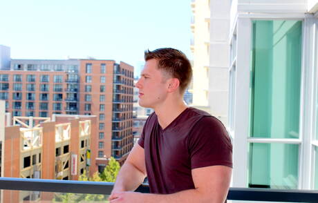 健美選手崔維斯在戶外裸體擺造型，展現性感臀部