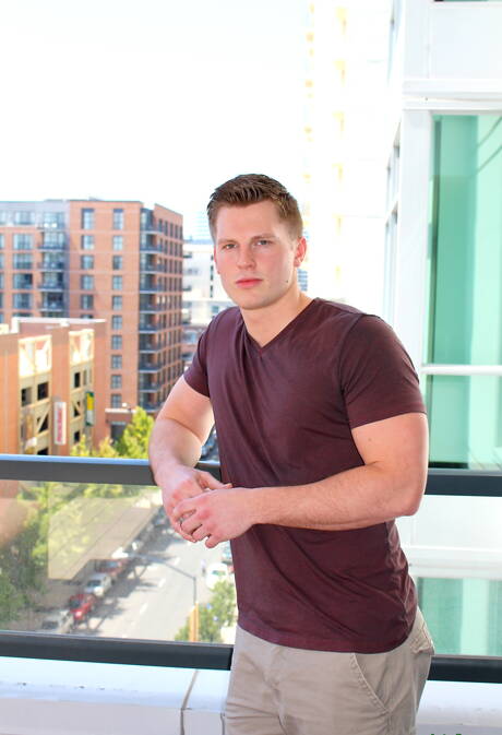 健美選手崔維斯在戶外裸體擺造型，展現性感臀部