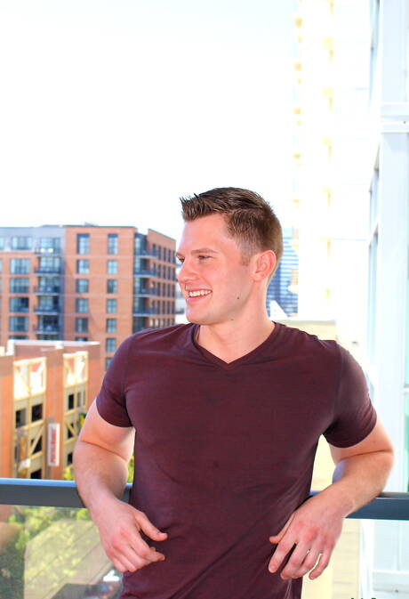 健美選手崔維斯在戶外裸體擺造型，展現性感臀部