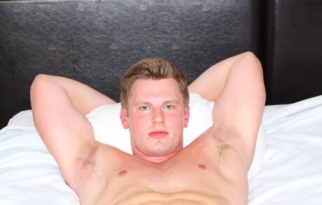 健美選手崔維斯在戶外裸體擺造型，展現性感臀部