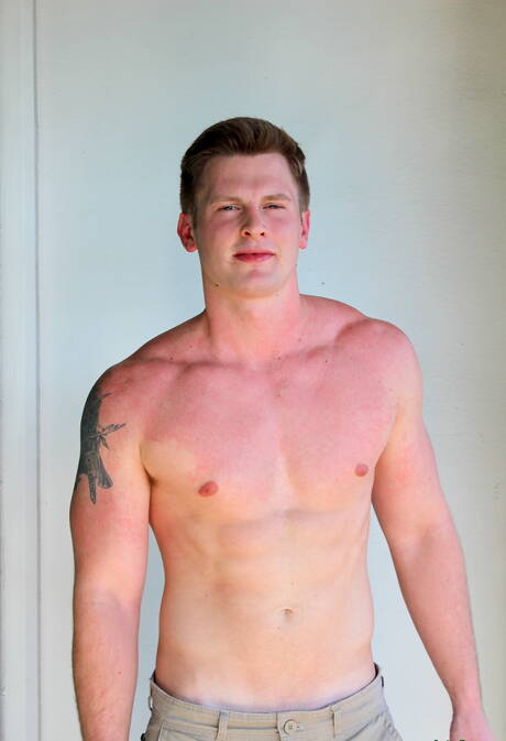 健美選手崔維斯在戶外裸體擺造型，展現性感臀部