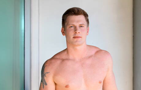 健美選手崔維斯在戶外裸體擺造型，展現性感臀部