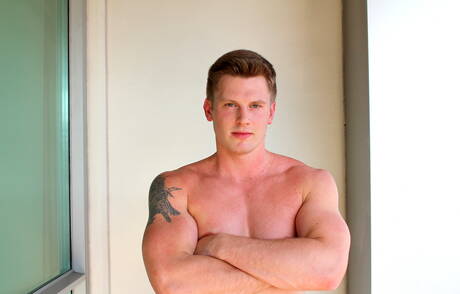 健美選手崔維斯在戶外裸體擺造型，展現性感臀部