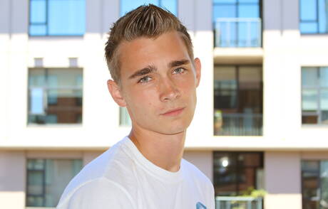 Der hübsche Junge Dylan zeigt einen perfekten Körper