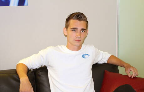 Der hübsche Junge Dylan zeigt einen perfekten Körper