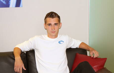 Der hübsche Junge Dylan zeigt einen perfekten Körper