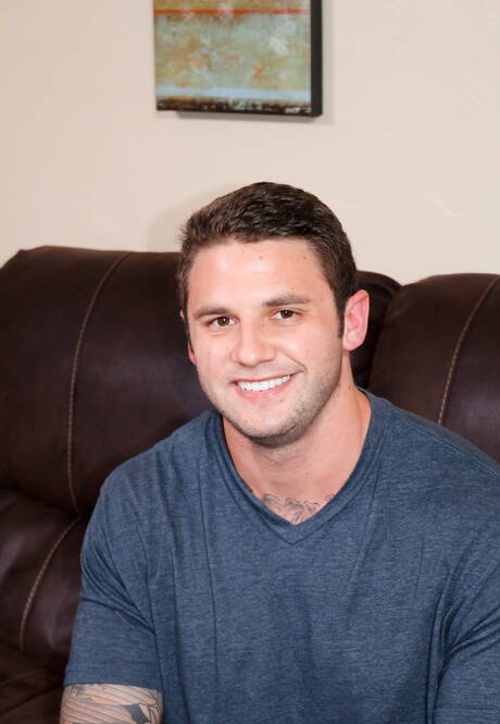 보디빌더 로키가 알몸으로 포즈를 취하고 엉덩이를 드러냈다.