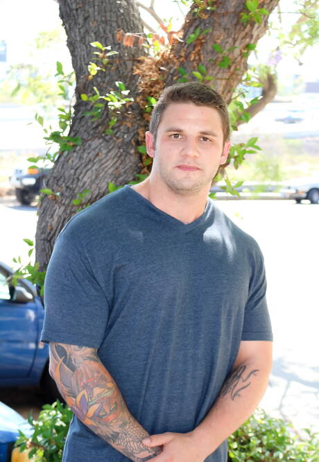 Kulturysta Rocke pozuje nago i pokazuje jędrne pośladki na zewnątrz