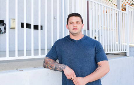 Kulturysta Rocke pozuje nago i pokazuje jędrne pośladki na zewnątrz