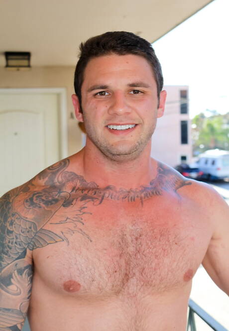 Kulturysta Rocke pozuje nago i pokazuje jędrne pośladki na zewnątrz