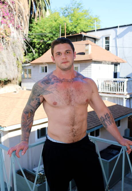 Kulturysta Rocke pozuje nago i pokazuje jędrne pośladki na zewnątrz