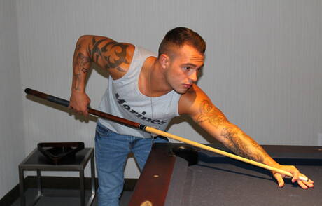 Der muskulöse Johnny B posiert nackt und zeigt draußen einen schönen Hintern