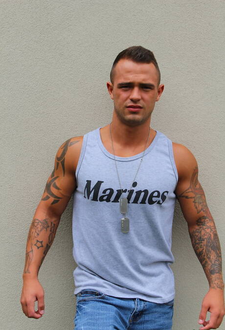 Der muskulöse Johnny B posiert nackt und zeigt draußen einen schönen Hintern