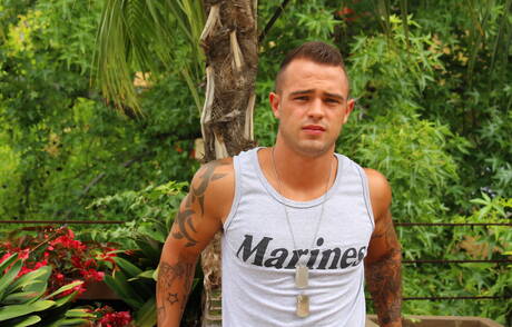 Der muskulöse Johnny B posiert nackt und zeigt draußen einen schönen Hintern