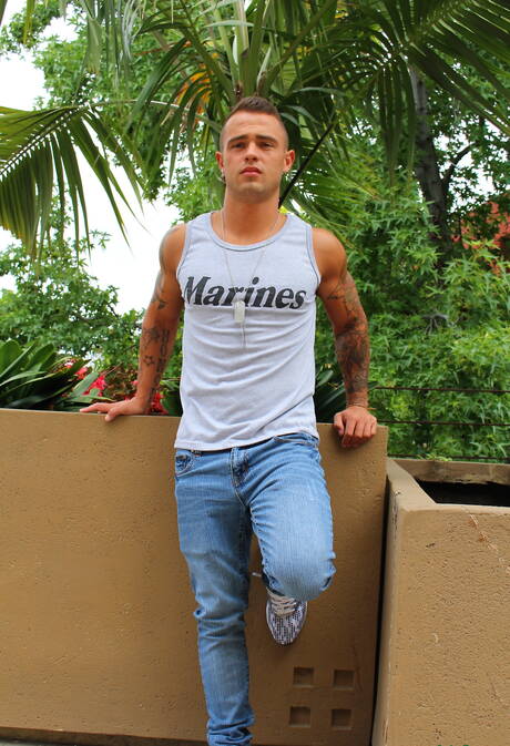 Der muskulöse Johnny B posiert nackt und zeigt draußen einen schönen Hintern