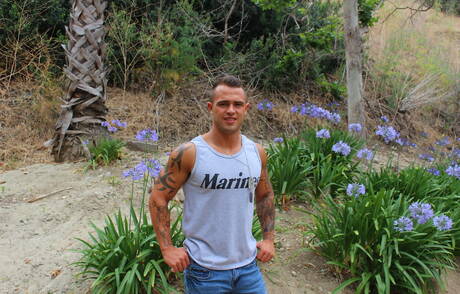 Der muskulöse Johnny B posiert nackt und zeigt draußen einen schönen Hintern