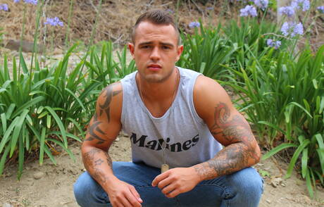 Der muskulöse Johnny B posiert nackt und zeigt draußen einen schönen Hintern