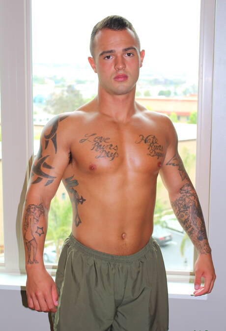 Der muskulöse Johnny B posiert nackt und zeigt draußen einen schönen Hintern