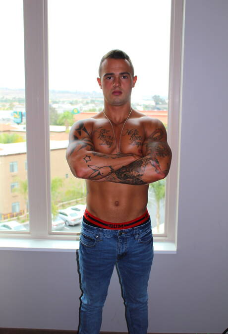 Der muskulöse Johnny B posiert nackt und zeigt draußen einen schönen Hintern