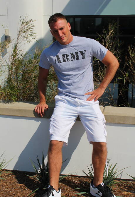 Lo stallone americano Craig Cameron si spoglia e mostra il suo bel culo all