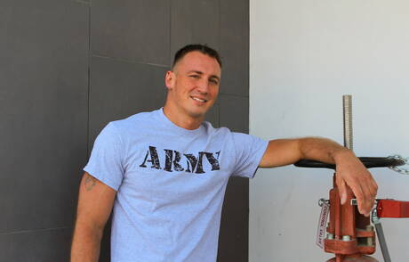 Lo stallone americano Craig Cameron si spoglia e mostra il suo bel culo all