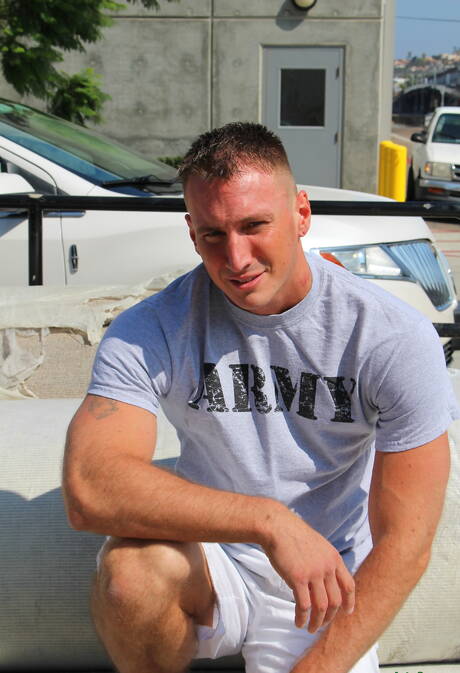 Lo stallone americano Craig Cameron si spoglia e mostra il suo bel culo all