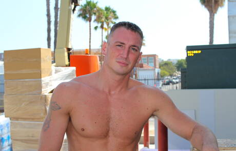 Lo stallone americano Craig Cameron si spoglia e mostra il suo bel culo all