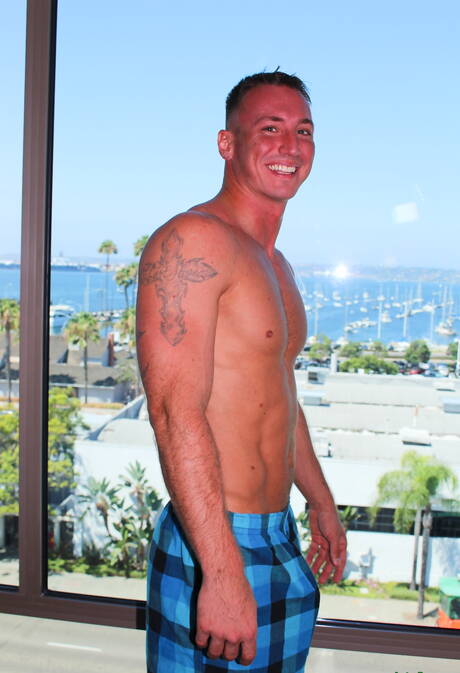 Lo stallone americano Craig Cameron si spoglia e mostra il suo bel culo all