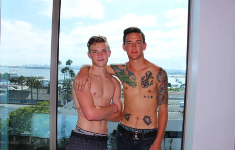 肌肉男馬修·里夫斯和美國強人斯科特·芬恩在廚房熱戀