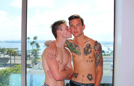 肌肉男馬修·里夫斯和美國強人斯科特·芬恩在廚房熱戀