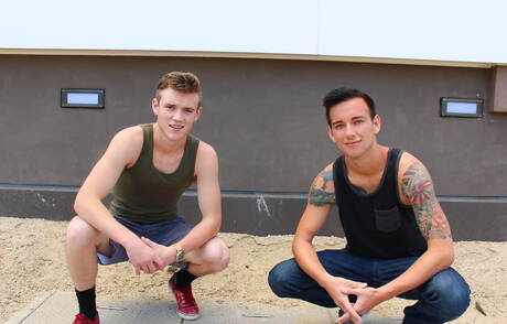 肌肉男馬修·里夫斯和美國強人斯科特·芬恩在廚房熱戀