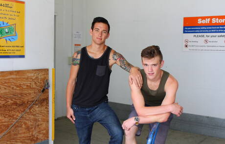 肌肉男馬修·里夫斯和美國強人斯科特·芬恩在廚房熱戀