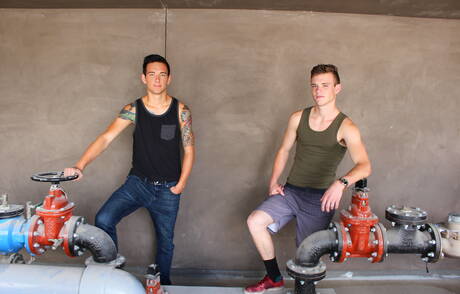 肌肉男馬修·里夫斯和美國強人斯科特·芬恩在廚房熱戀