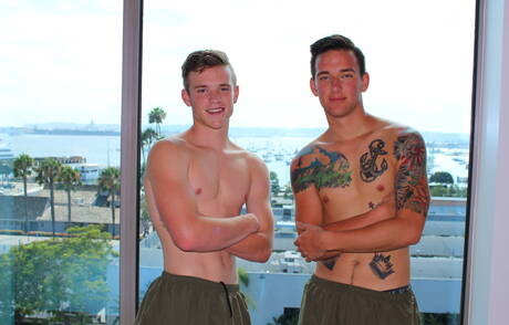 肌肉男馬修·里夫斯和美國強人斯科特·芬恩在廚房熱戀