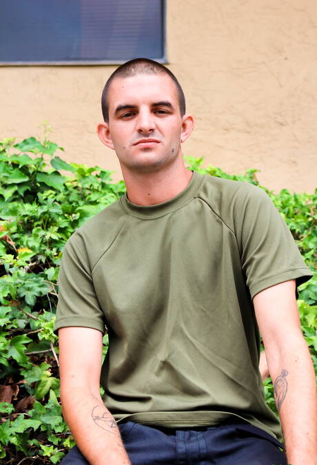 Der schöne amerikanische Junge Mikey Junior posiert nackt draußen