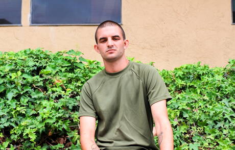 Der schöne amerikanische Junge Mikey Junior posiert nackt draußen