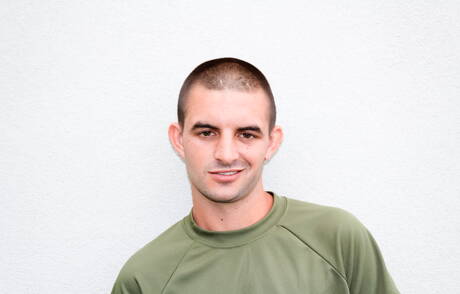 Der schöne amerikanische Junge Mikey Junior posiert nackt draußen