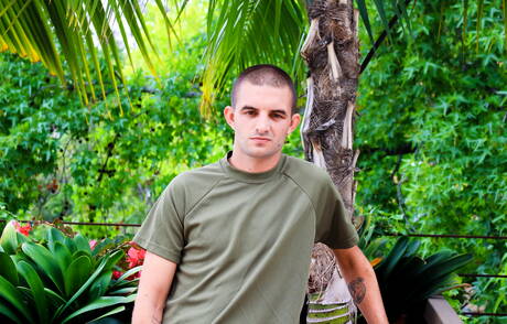 Der schöne amerikanische Junge Mikey Junior posiert nackt draußen