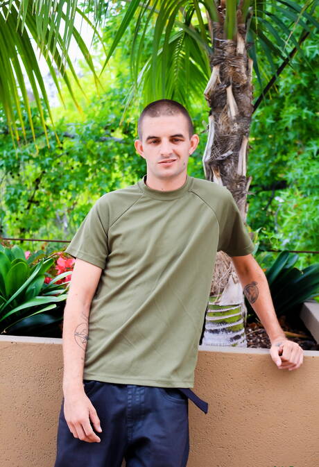 Der schöne amerikanische Junge Mikey Junior posiert nackt draußen