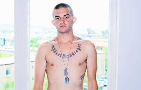 Der schöne amerikanische Junge Mikey Junior posiert nackt draußen